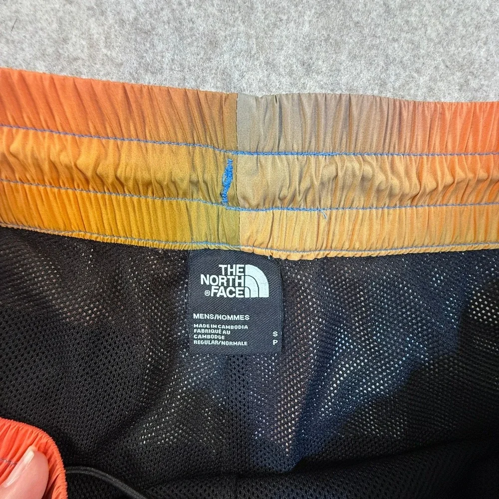 The North Face Hydrenaline Shorts Mens Small Black Rainbow‎ Gradient Wind Shorts